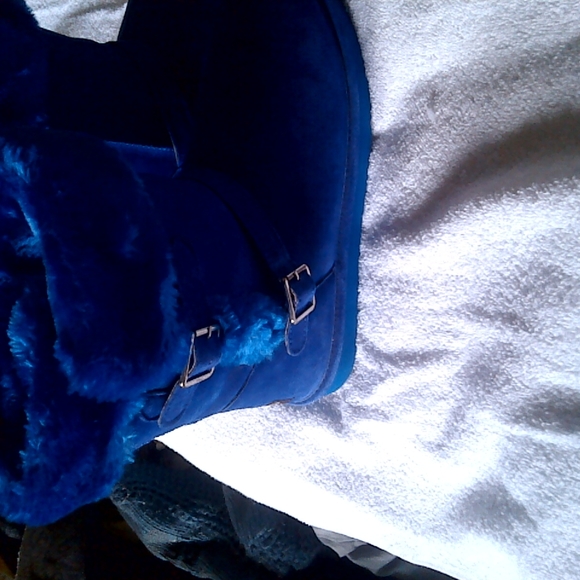 Lamo blue suede, fleece lined ankle boots with buckle closures. Size 10. - Picture 2 of 4